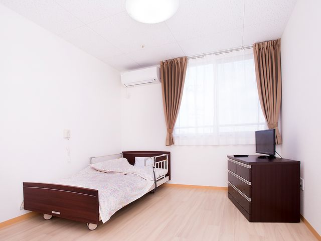 明るい居室 居室 自然光がたっぷり入る居室です。シンプルで機能的な配置が魅力的です。