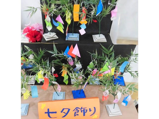七夕飾りの室内 内観 手作りの七夕飾りが並ぶ温かみある空間です。明るい雰囲気が交流の場を盛り上げます。