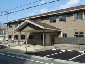 落ち着いた外観の建物