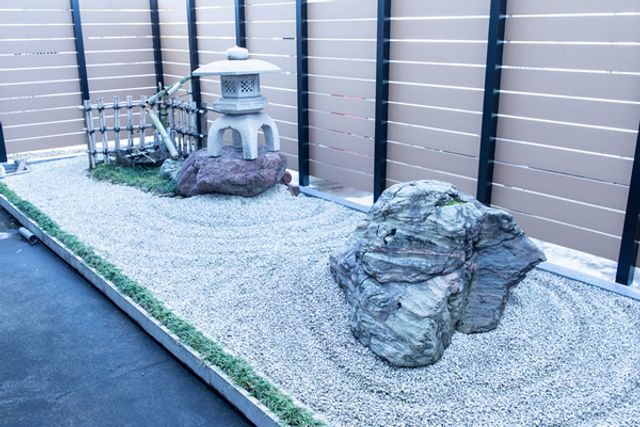 石と灯篭の中庭