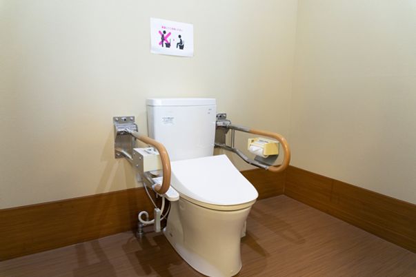 手すり付きのトイレ