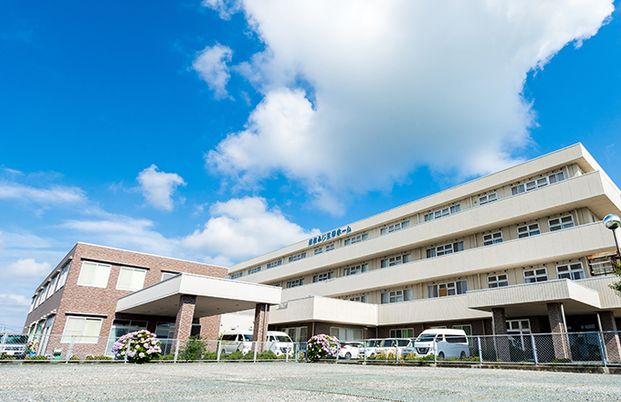 晴天のもと佇む建物外観