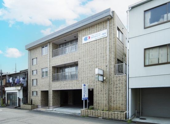 静かな街並みの外観