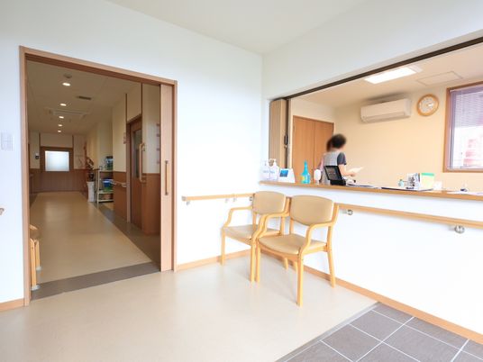 廊下とフロントの一角