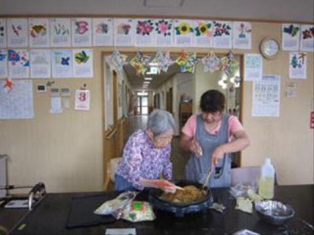 料理活動する人々 リハビリ 手作り料理の楽しみを提供しており、利用者同士のコミュニケーションも深まります。日々の生活が充実している様子が伺えます。