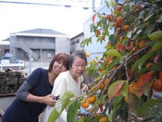 柿の木と笑顔の２人
