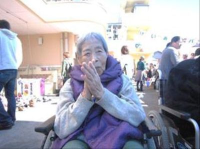 車椅子に座る笑顔の高齢者