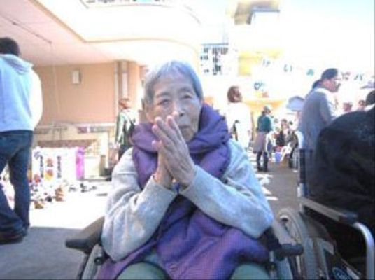 車椅子に座る笑顔の高齢者