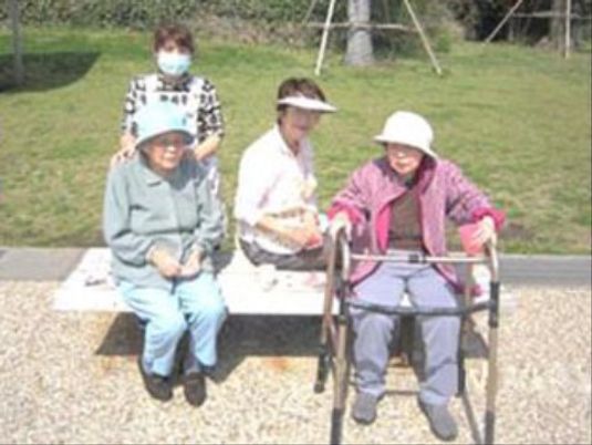 笑顔のお年寄り中庭