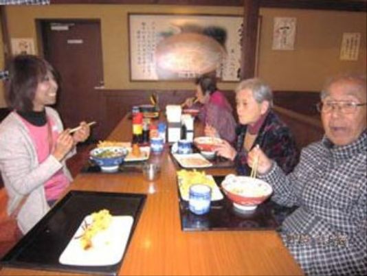 笑顔で食事する人々
