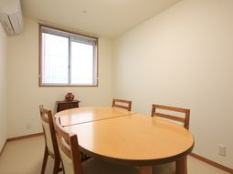 明るい居室のテーブル