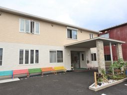 カラフルなベンチのある建物