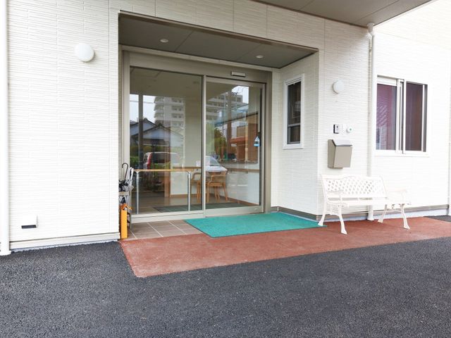 居心地の良いエントランス エントランス 広々とした入口はバリアフリー設計で、安全に出入りできるように工夫されています。周囲は明るくて開放的な雰囲気を演出しており、訪れる人々を温かく迎え入れます。