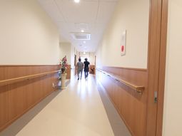 廊下を歩く人々