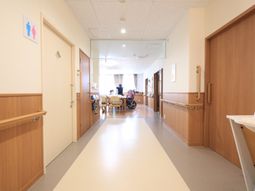 清潔な廊下と人々