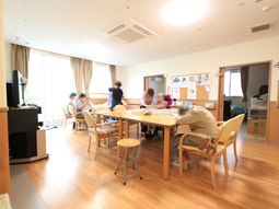 活動する人々とダイニングスペース