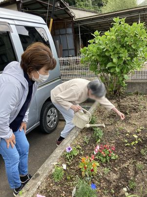 庭で作業をする様子
