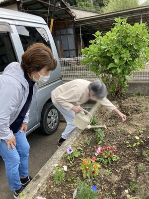 庭で作業をする様子