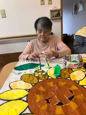 手芸活動中の居室