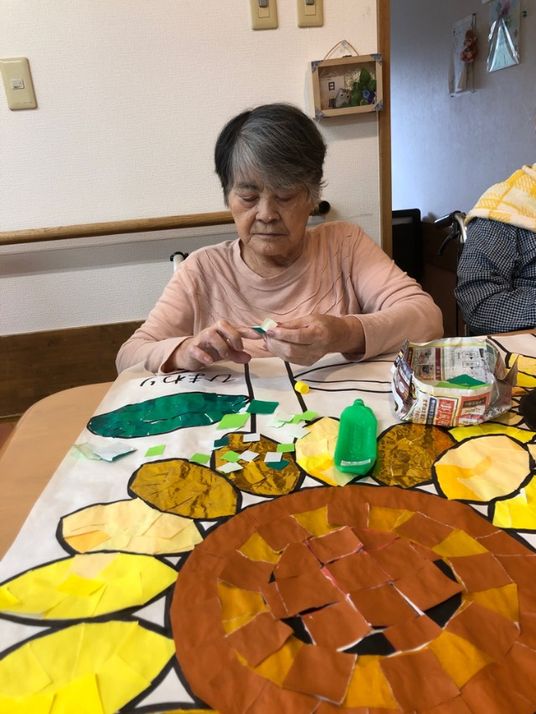 手芸活動中の居室