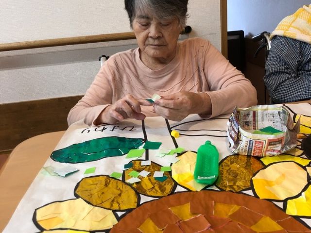 手芸活動中の居室 多目的室 手芸を介したコミュニケーションに寄り添える、利用者様と共に創るやりがいを感じる職場です。