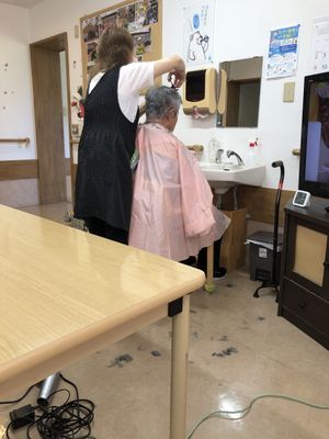 理美容サービスを提供する風景