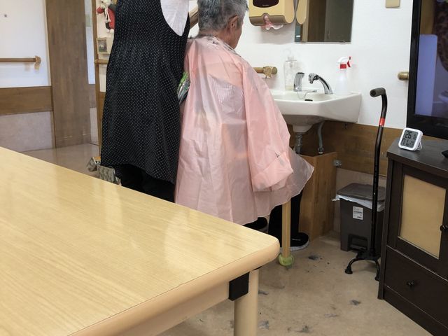 理美容サービスを提供する風景 理美容室 温かみのあるサロンで、利用者の方々に心を込めた理美容サービスを提供しています。ケアの手腕を磨きたい方に適した環境です。