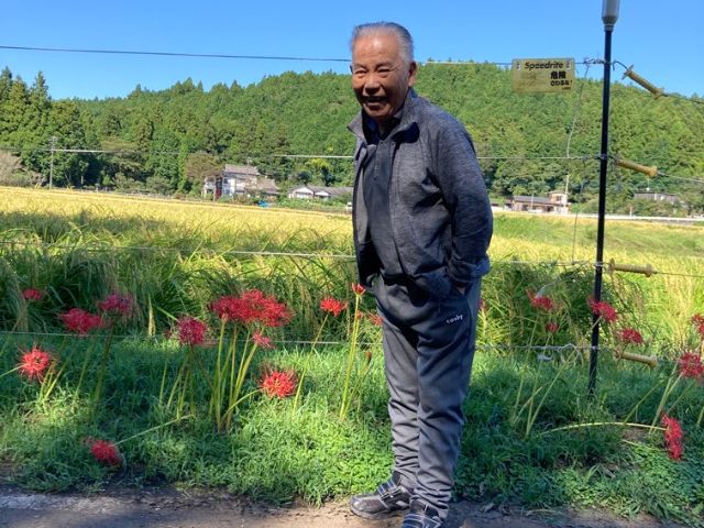 楽しむ高齢者と清々しい空間 中庭 清々しい中庭で入居者の方の心地よい時間をサポートするやりがいを感じませんか。