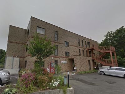 茶色の壁が印象的な建物