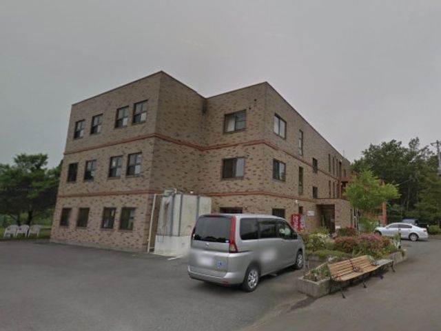 明るい日差しの外観 外観 落ち着いた色合いの建物は、訪れる方々を温かく迎え入れます。広々とした駐車スペースが利便性を高めています。