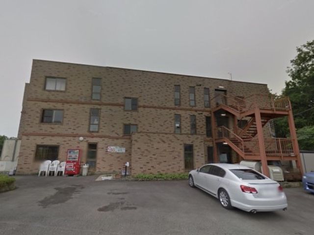 外観の建物と駐車場 外観 落ち着いた色合いの建物正面です。入りやすそうな広々としたエントランスが印象的です。