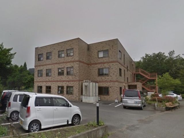 レンガ造りの落ち着いた外観 外観 周辺に自然に囲まれた清潔感のある建物です。十分な駐車スペースも完備しており、アクセスも良好です。