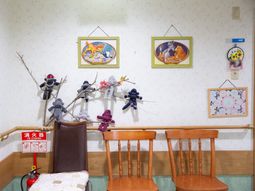 ぬいぐるみと絵が飾られた部屋