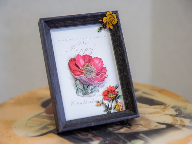 装飾額縁が置かれたテーブル 写真立て 居室のテーブルに飾られた花の絵が描かれた額縁は、あたたかな雰囲気を演出しています。職員や訪問者との心温まる会話も期待できそうです。