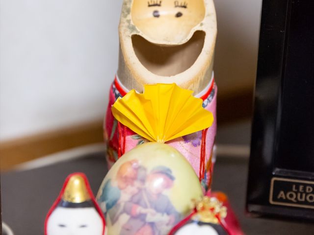 お雛様とお内裏様の人形 装飾品 笑顔を浮かべたお雛様が、温もりある毎日を演出しております。職員と共に心を込めた手入れが感じられます。