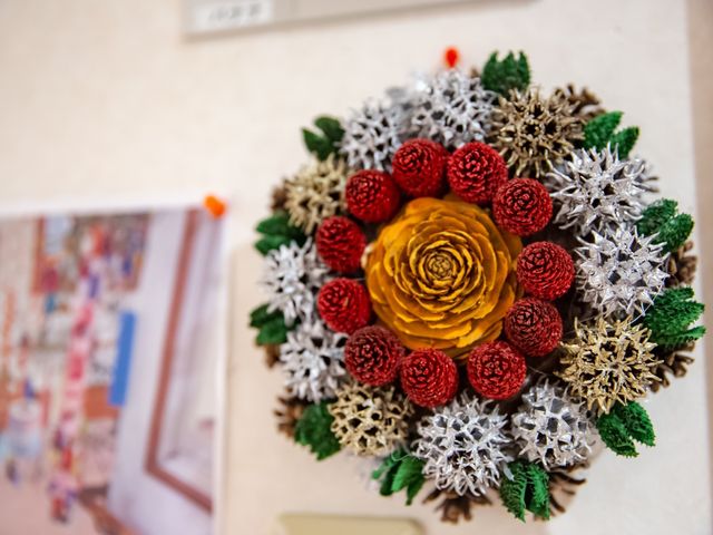 壁掛けの花飾り 壁飾り 手作り感じる壁の飾りが、訪れる人の心を和ませてくれる暖かい雰囲気を演出しています。ケアする側も居心地の良さを感じることができます。
