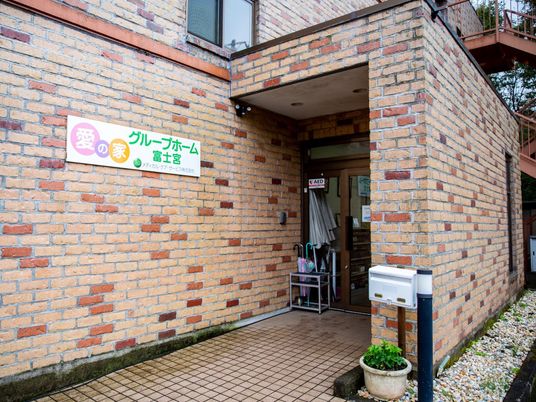 煉瓦造りのエントランス