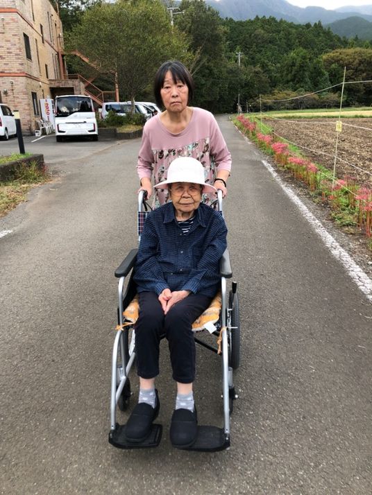 利用者との散歩風景