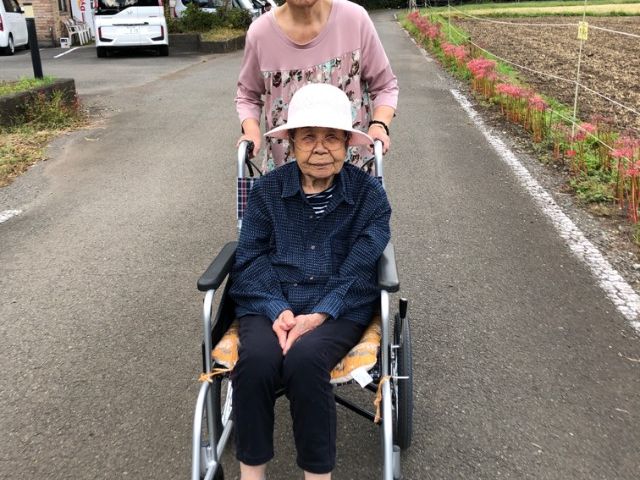 利用者との散歩風景 外観 温かみのある対応を大切にし、利用者様の心地よい散歩を支えるスタッフを募集します。