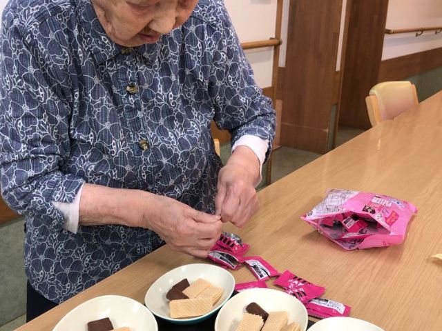 スタッフへの食事活動支援 ダイニングルーム 笑顔でお菓子作りをされる方の支援ができる、充実した食事の時間を提供しています。一緒に働くスタッフを募集しております。