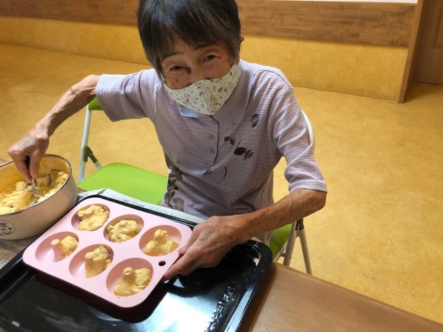 レクリエーション支援の居室 居室 入居者と一緒にお菓子作りを行う充実したレクリエーション活動の支援をお任せします。料理好きな方にも適しています。