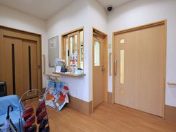 明るい廊下と部屋の入口