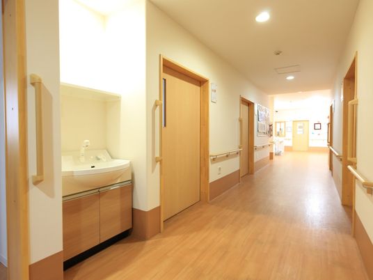 手すり付きの明るい廊下