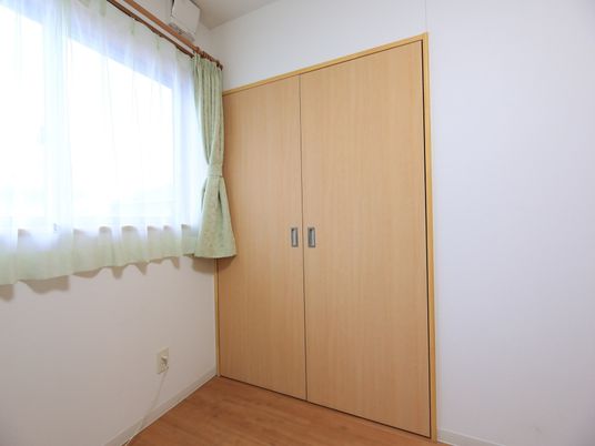 居室の整理されたクローゼット