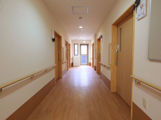 安全な手すり付き廊下