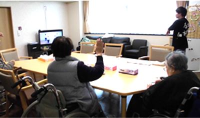 テーブルを囲む人々のリビング