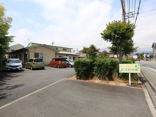 外観と駐車場の風景