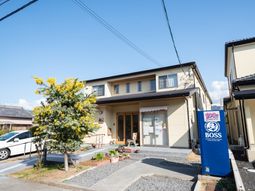外観の明るい住宅風建物