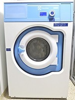 白い洗濯機一台