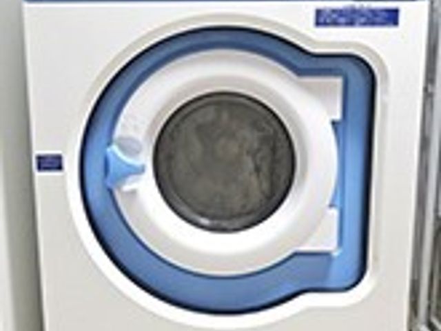 白い洗濯機一台 毎日の洗濯も安心しておまかせできる、清潔で使いやすい洗濯機が備えられています。